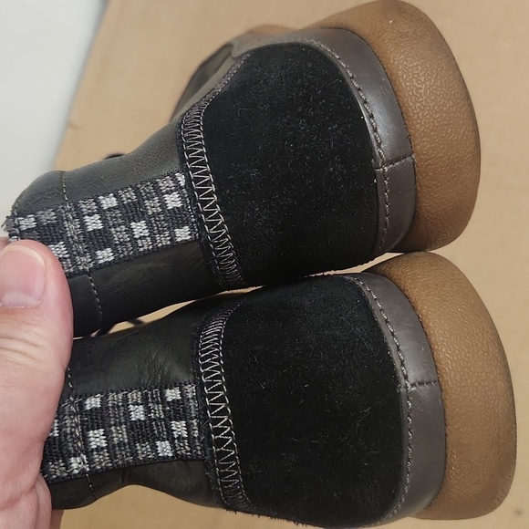 Chaco Black and Gray Chukka Boots with Leather Finish - Picture 4 of 6